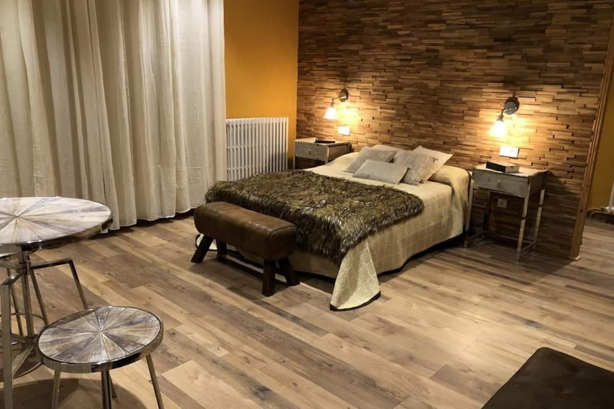 Family Room | Desk, blackout curtains, free WiFi, bed sheets
