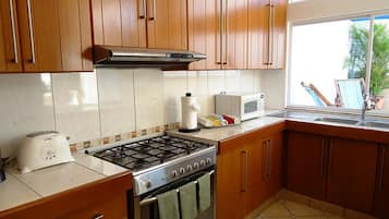 Casa de ciudad tradicional, 4 habitaciones | Cocina privada | Refrigerador con congelador, microondas, horno y parrilla de estufa