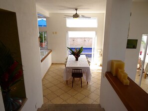 Casa geminada tradicional, 4 quartos | Opções para refeição no quarto