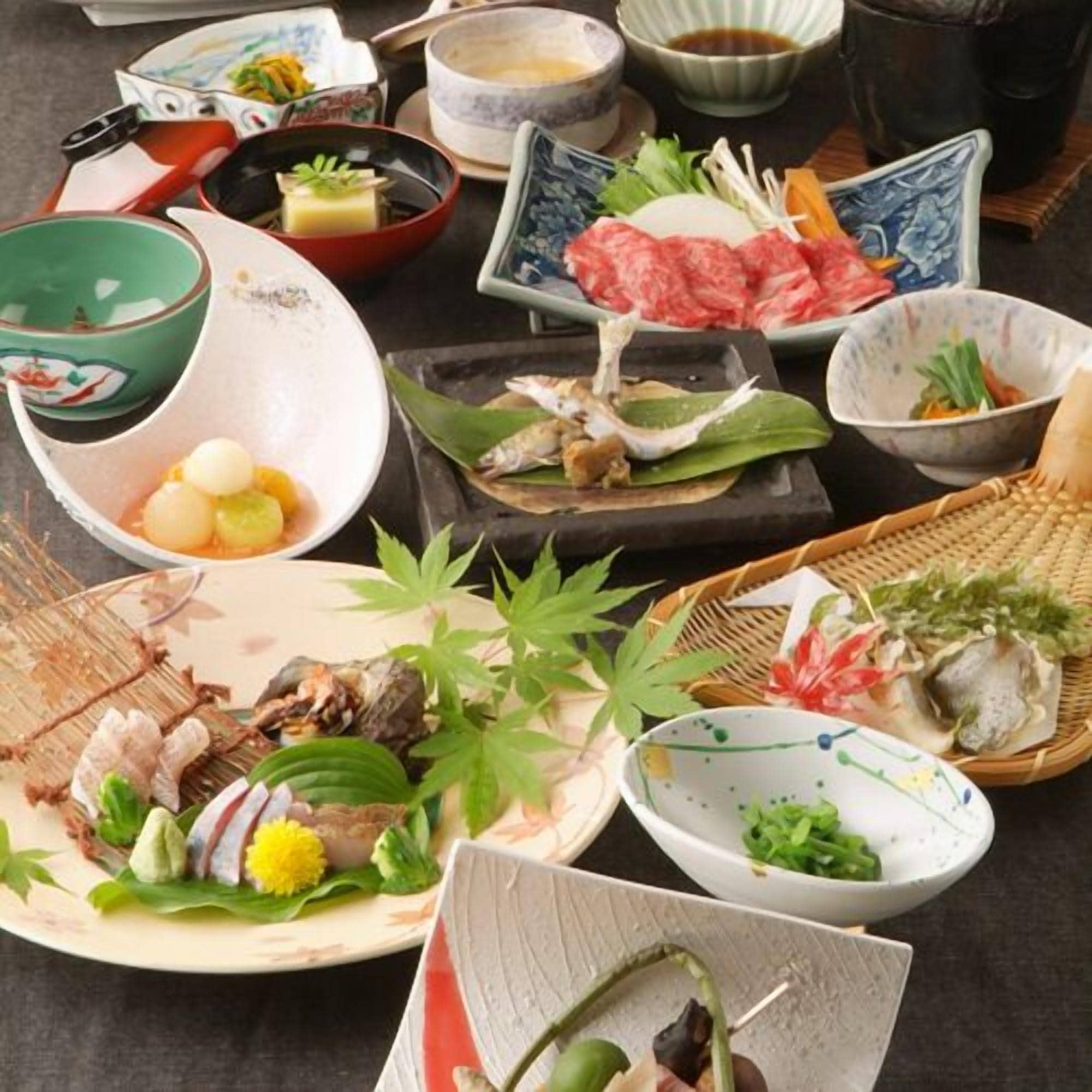 Diverse Japanse gerechten en kommen op een tafel.