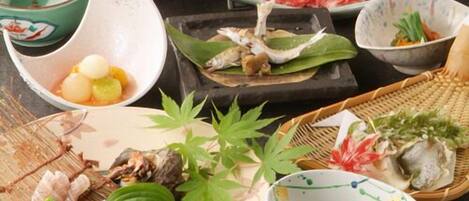 Diverse Japanse gerechten en kommen op een tafel.