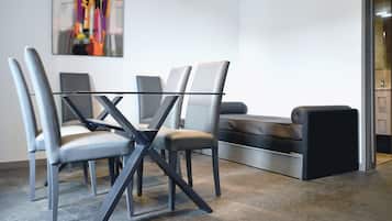 Suite, 2 Bedrooms (St Martial) | Makan dalam bilik