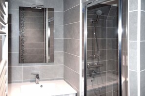 Habitación doble (Durandal) | Baño | Regadera, amenidades de baño gratuitas, secadora de cabello, batas 