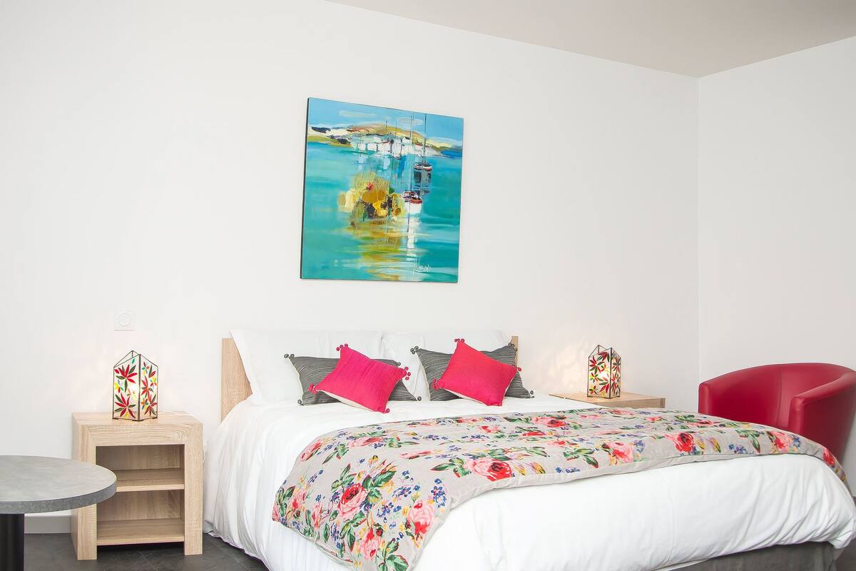 Suite (Cabilière) | Desk, soundproofing, iron/ironing board (on request), free WiFi