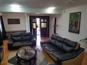 Casa, 5 quartos | Sala de estar | TV de tela plana, DVD player