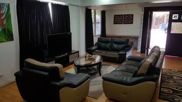 Rumah, 5 kamar tidur | Ruang keluarga | TV layar datar dan pemutar DVD