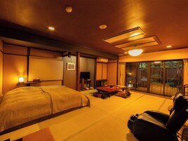 Quarto tradicional (JPN Style, Low Bed & Open-air Bath) | Cofres nos quartos, Wi-Fi de cortesia