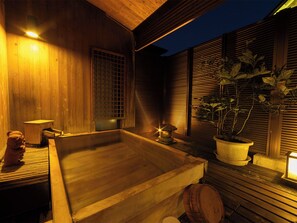 Habitación tradicional (JP Style, Open-air Bath&Massage chair) | Baño | Pantuflas, bidet, toallas 
