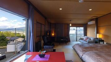 Traditionellt rum - privat badrum (Japanese Style, with Low Bed) | Värdeförvaringsskåp på rummet och gratis wi-fi