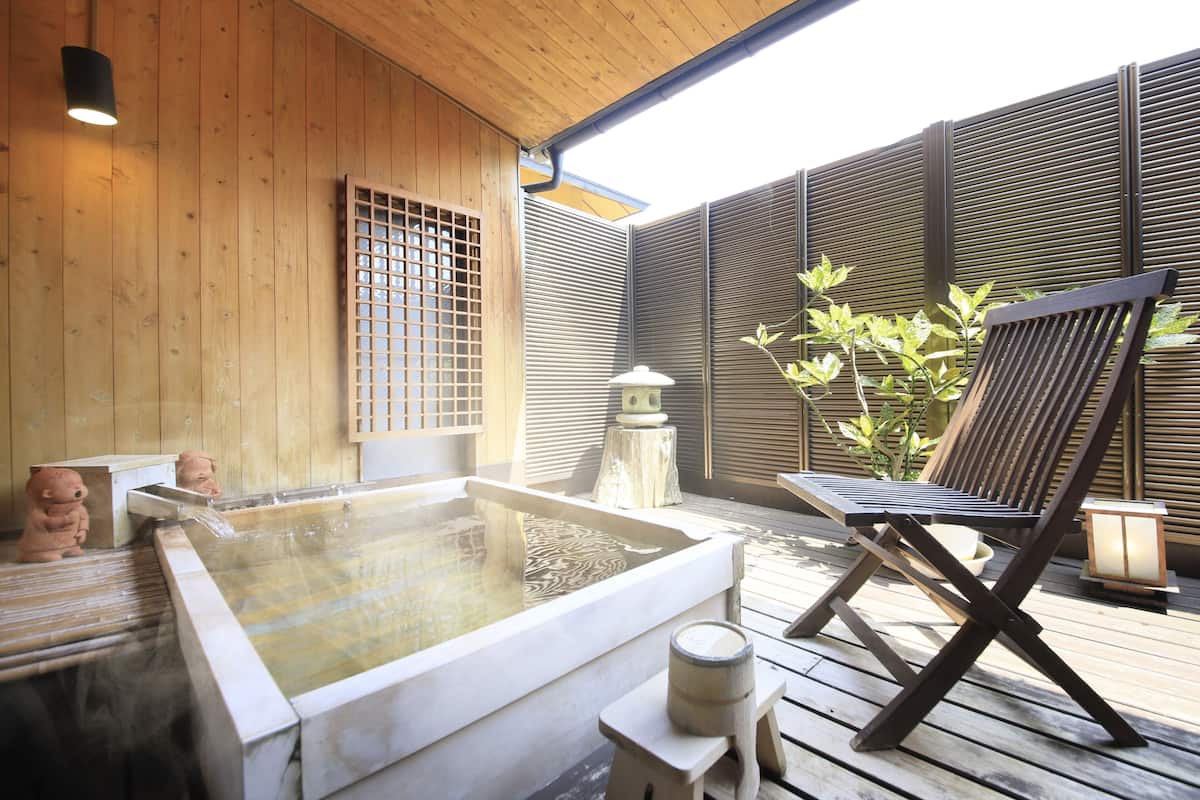 Habitación tradicional (JP Style, Open-air Bath&Massage chair) | Baño | Pantuflas, bidet, toallas