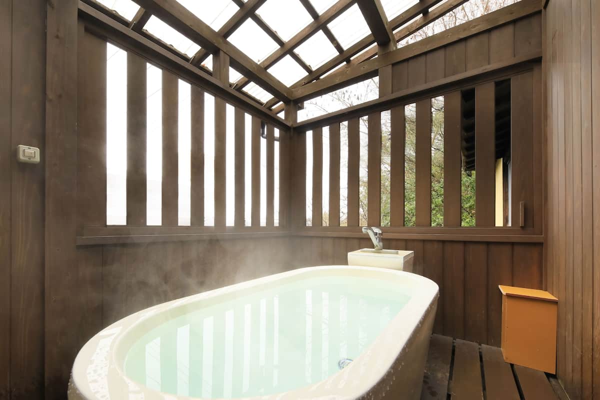 Habitación tradicional (JPN Style, Open-air Bath & Toilet) | Baño | Pantuflas, bidet, toallas