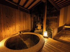 Quarto tradicional (JPN Style, Low Bed & Open-air Bath) | Banheiro | Chinelos, bidê, toalhas de banho 