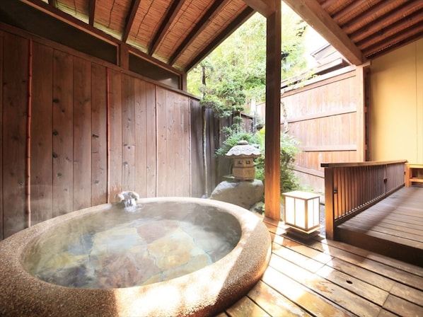 Habitación tradicional (JPN Style, Low Bed & Open-air Bath) | Baño | Pantuflas, bidet, toallas