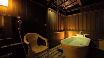 Kamar Tradisional (JPN Style, Open-air Bath & Toilet) | Kamar mandi | Sandal, kloset, dan handuk