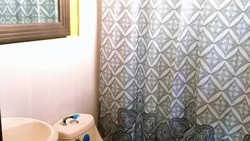 Dusche, kostenlose Toilettenartikel, Handtücher