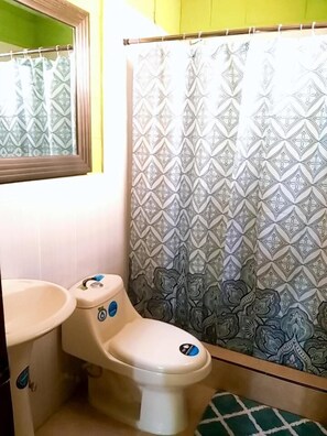 Ducha, artículos de higiene personal gratuitos y toallas