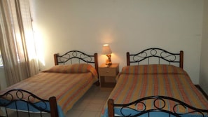 Habitación básica doble, 2 camas dobles | Ropa de cama y accesible en silla de ruedas