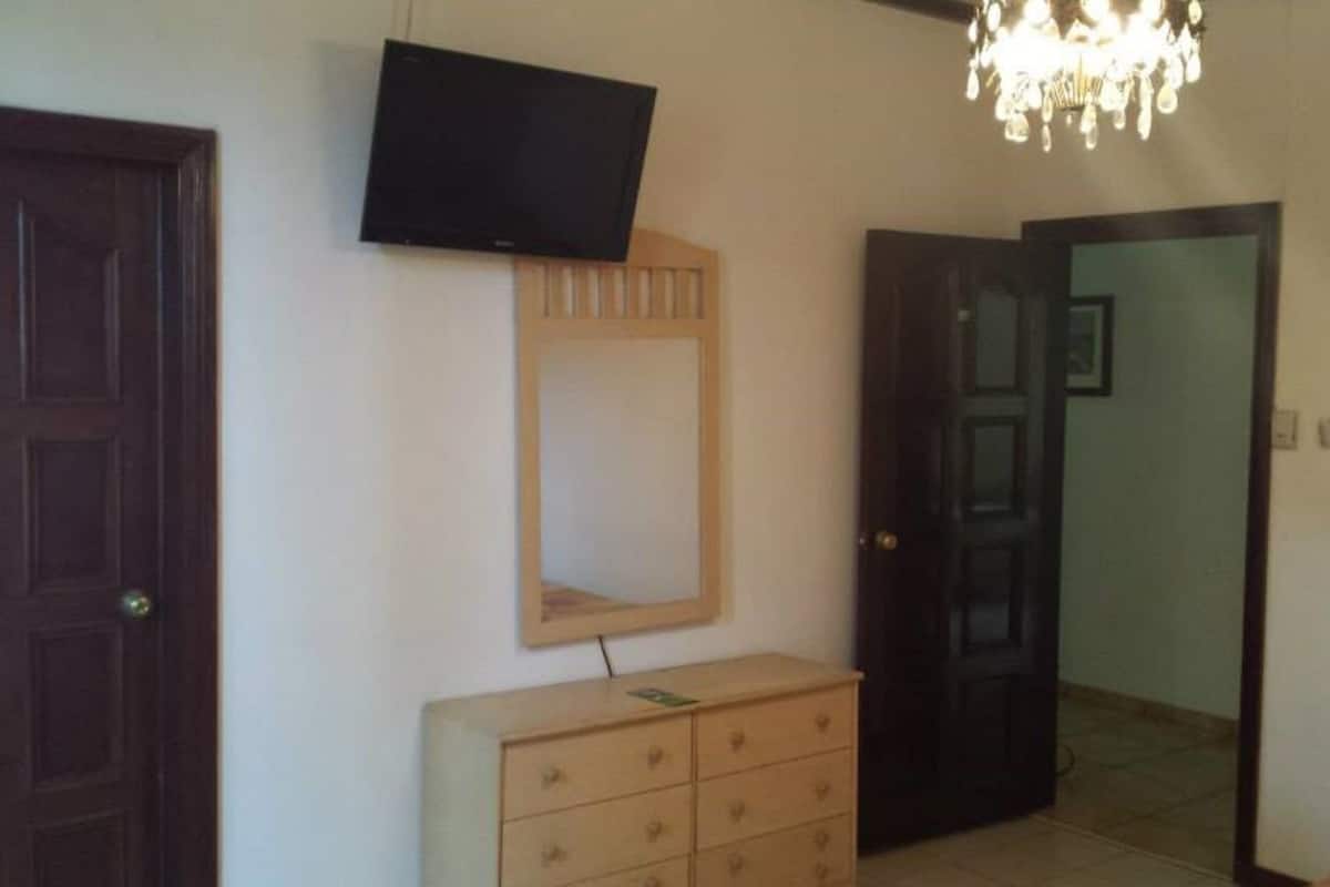 Basic Single Room, 1 Queen Bed | Bed sheets