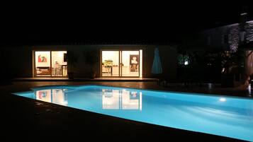 Kolam renang outdoor musiman, dengan payung kolam renang