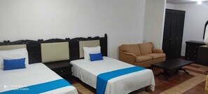 Tabla de planchar con plancha, wifi gratis y ropa de cama 