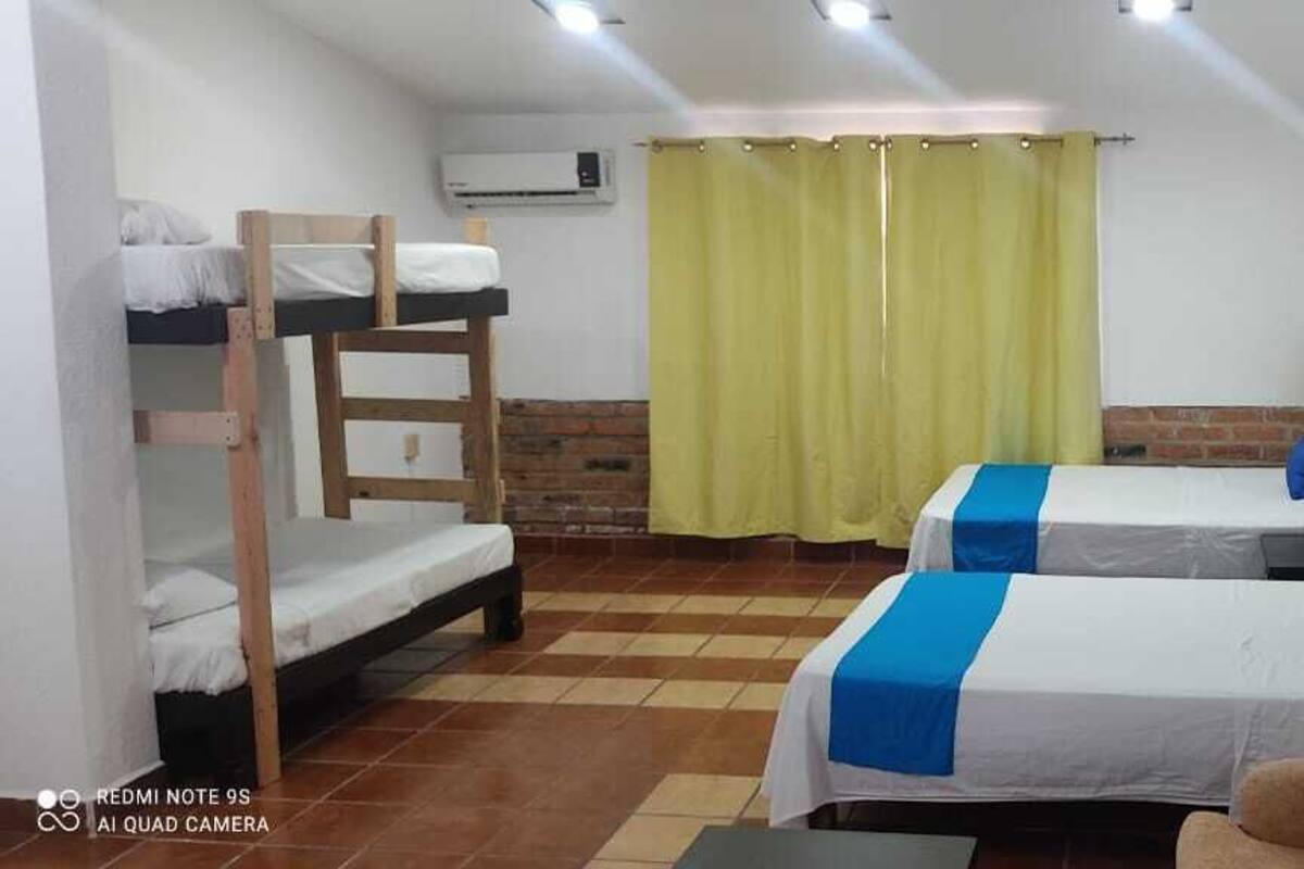 Chambre Familiale, salle de bains privée | Fer et planche à repasser, Wi-Fi gratuit, draps fournis
