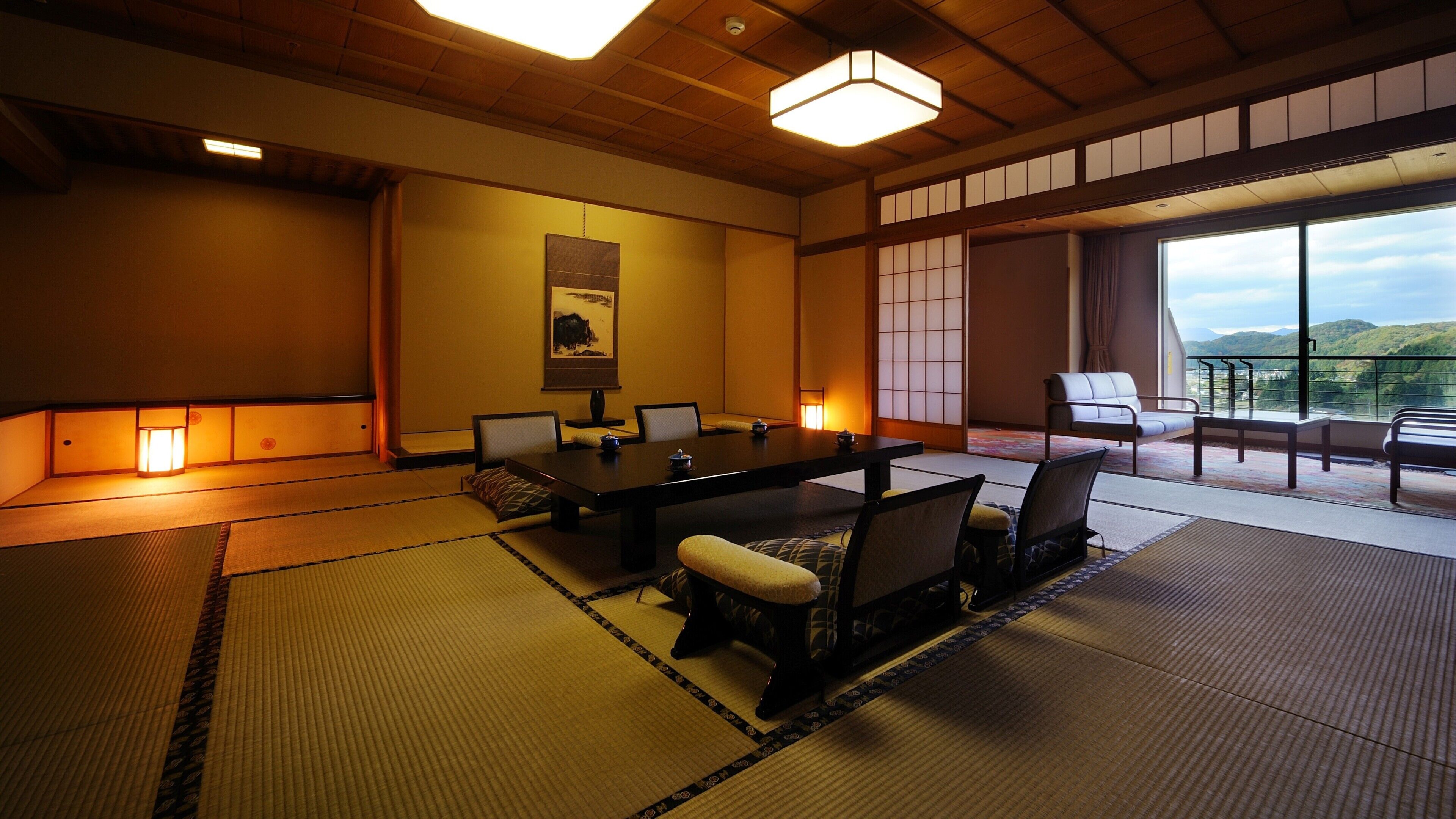 Ein traditioneller japanischer Raum mit Tatami-Böden, einem niedrigen Tisch und verschiebbaren Türen.