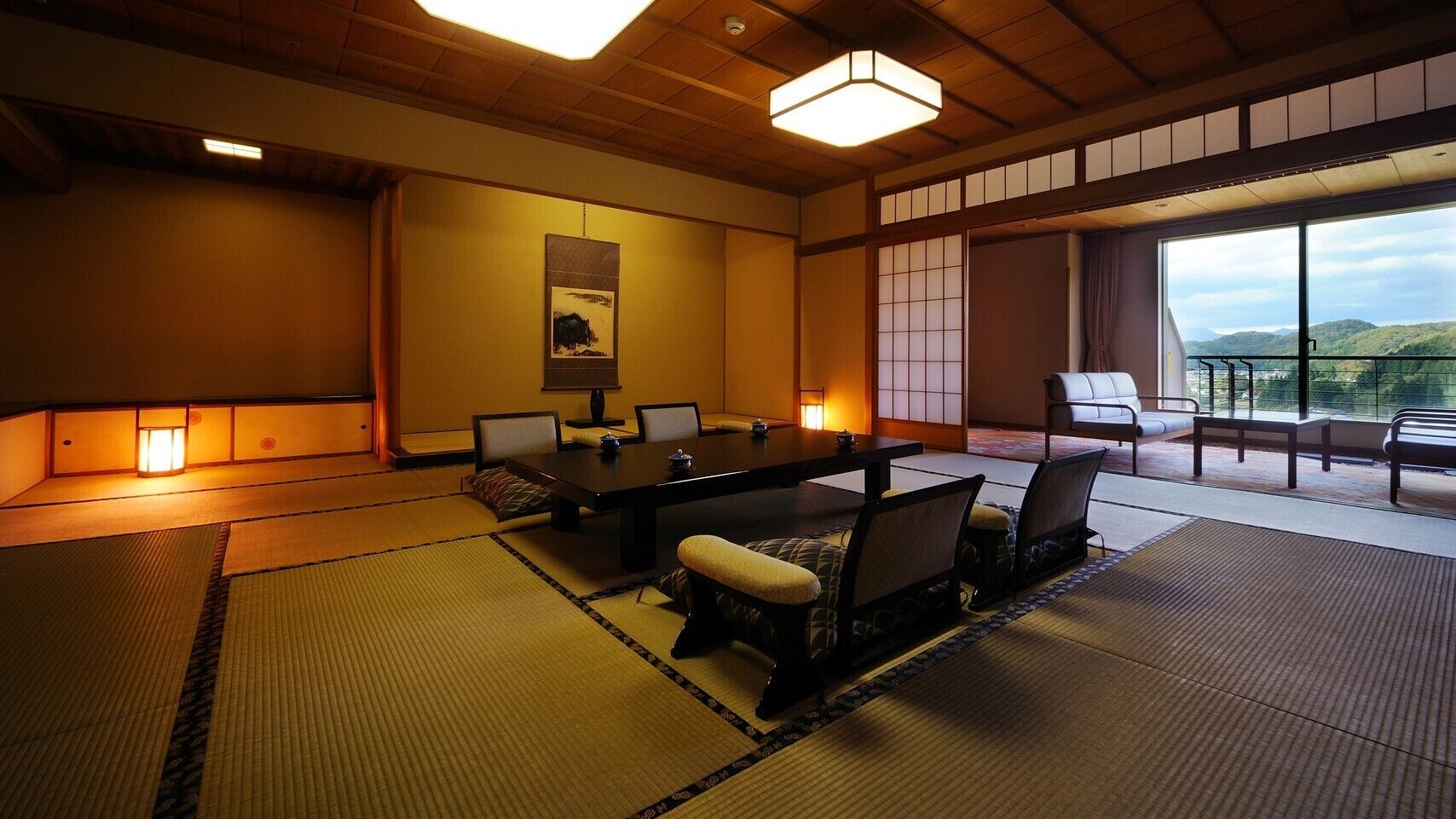 Ein traditioneller japanischer Raum mit Tatami-Boden, einem niedrigen Tisch mit Stühlen und Blick ins Freie.