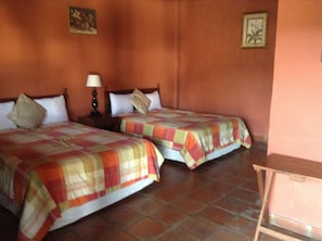 Habitación doble clásica, 2 camas matrimoniales, para no fumadores | Ropa de cama