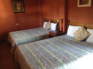 Habitación doble clásica, 2 camas matrimoniales, para no fumadores | Ropa de cama