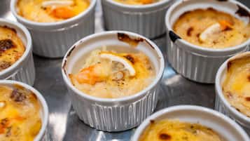 Daily buffet breakfast (JPY 2500 per person)