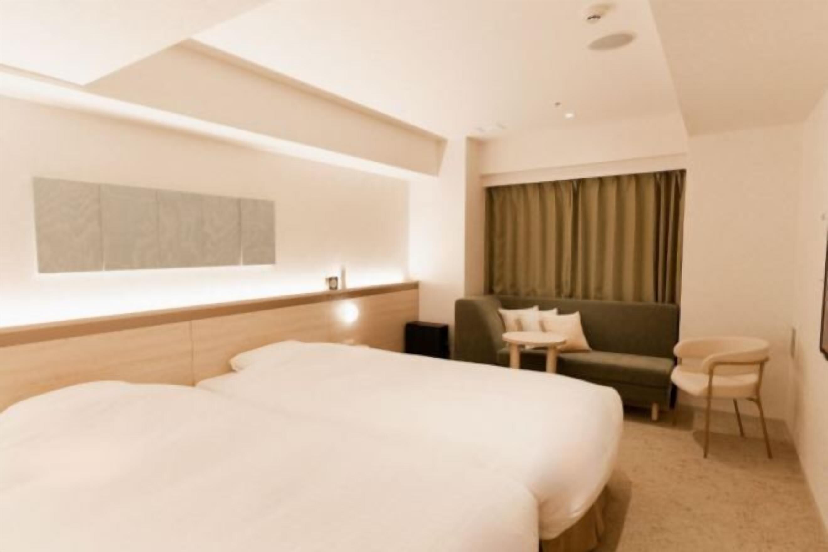 Cortinas opacas, wifi gratis, ropa de cama