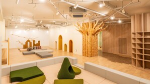 Un interior moderno con una zona de estar central, detalles de madera y un diseño minimalista.