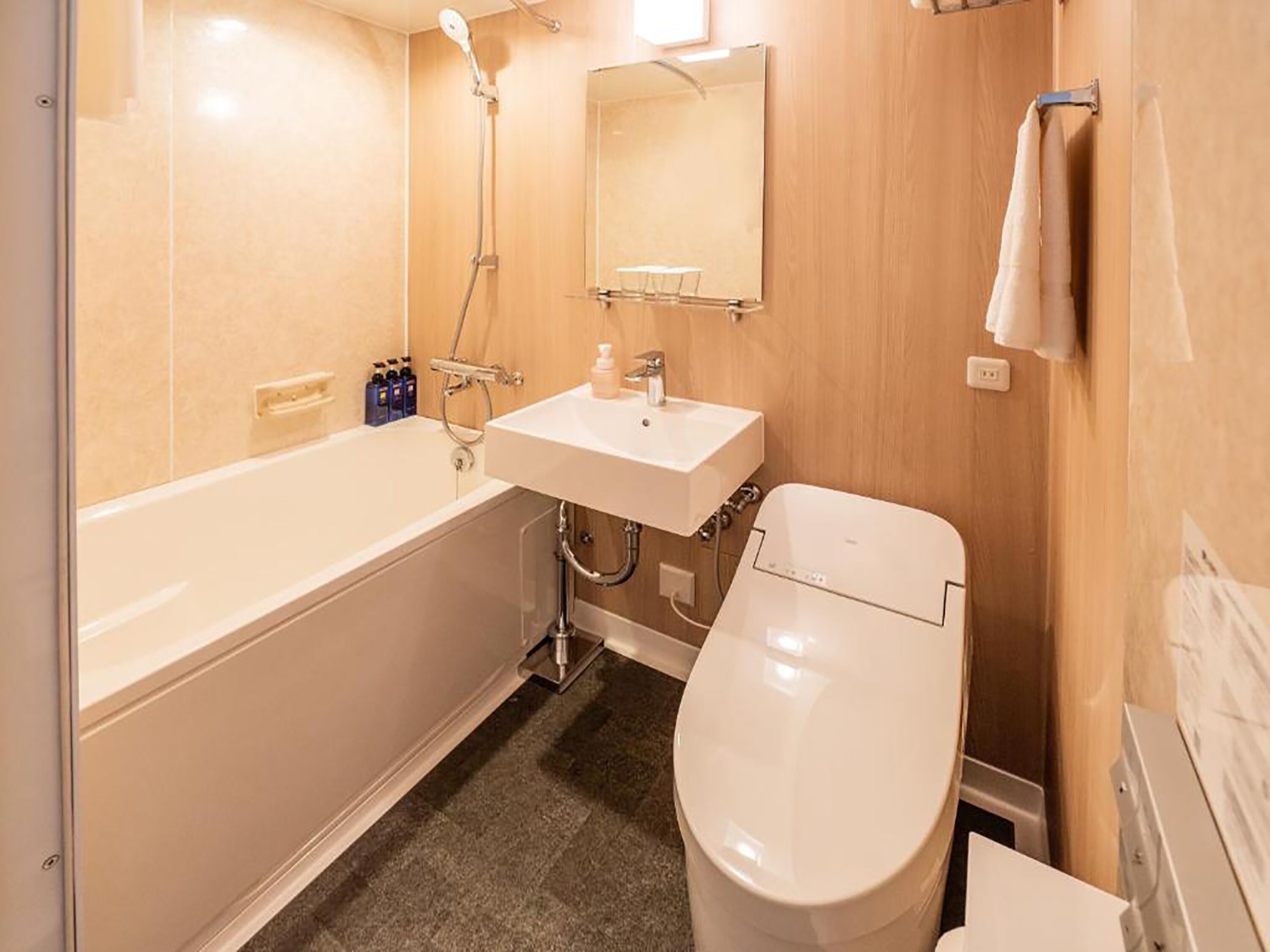 Un baño moderno con bañera, lavabo e inodoro.