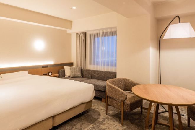 Cortinas opacas, wifi gratis, ropa de cama