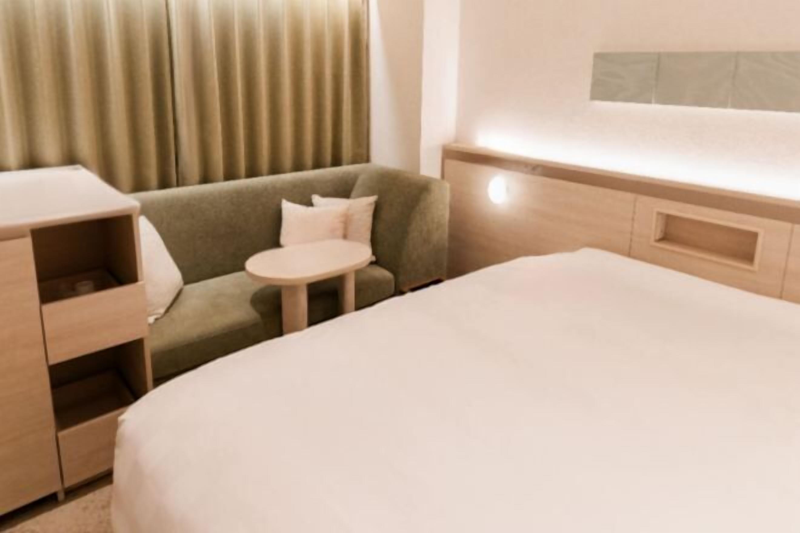 Cortinas opacas, wifi gratis, ropa de cama