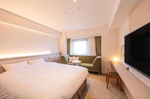 Cortinas opacas, wifi gratis, ropa de cama