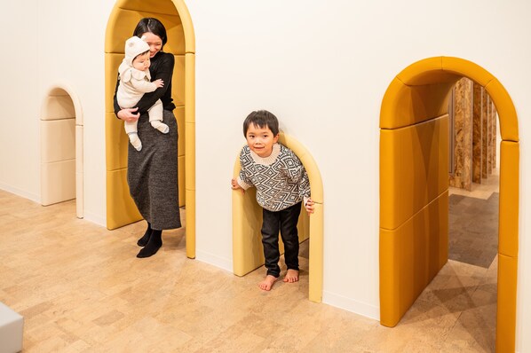 A room with yellow archways and a wooden floor. - Richmond Hotel Sendai (Sendai)