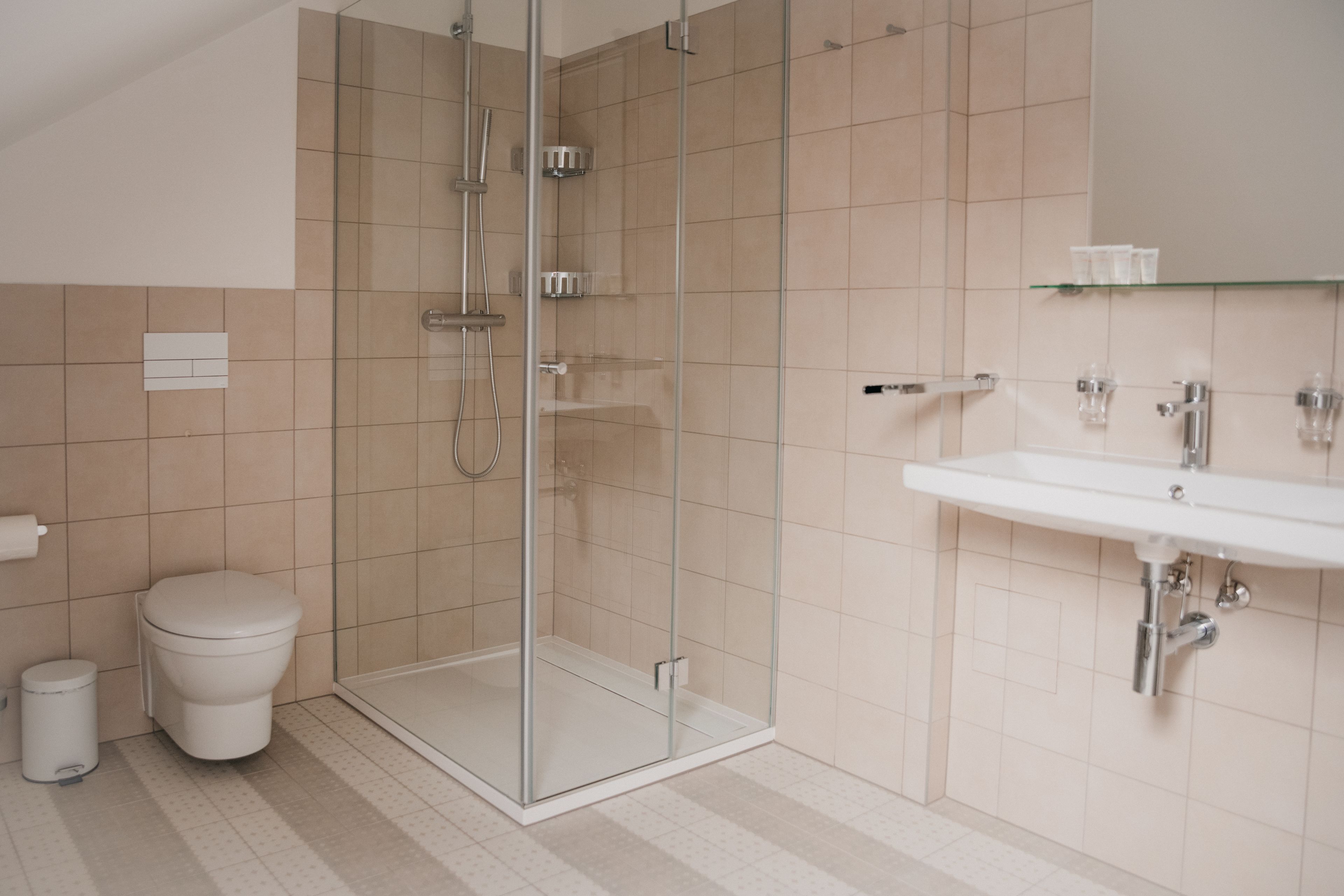 deluxe duplex | bathroom | shower, free toiletries, hair dryer, towels