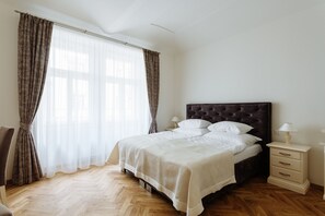 Premium bedding, in-room safe, soundproofing, iron/ironing board - High Heaven Residence (Prague)
