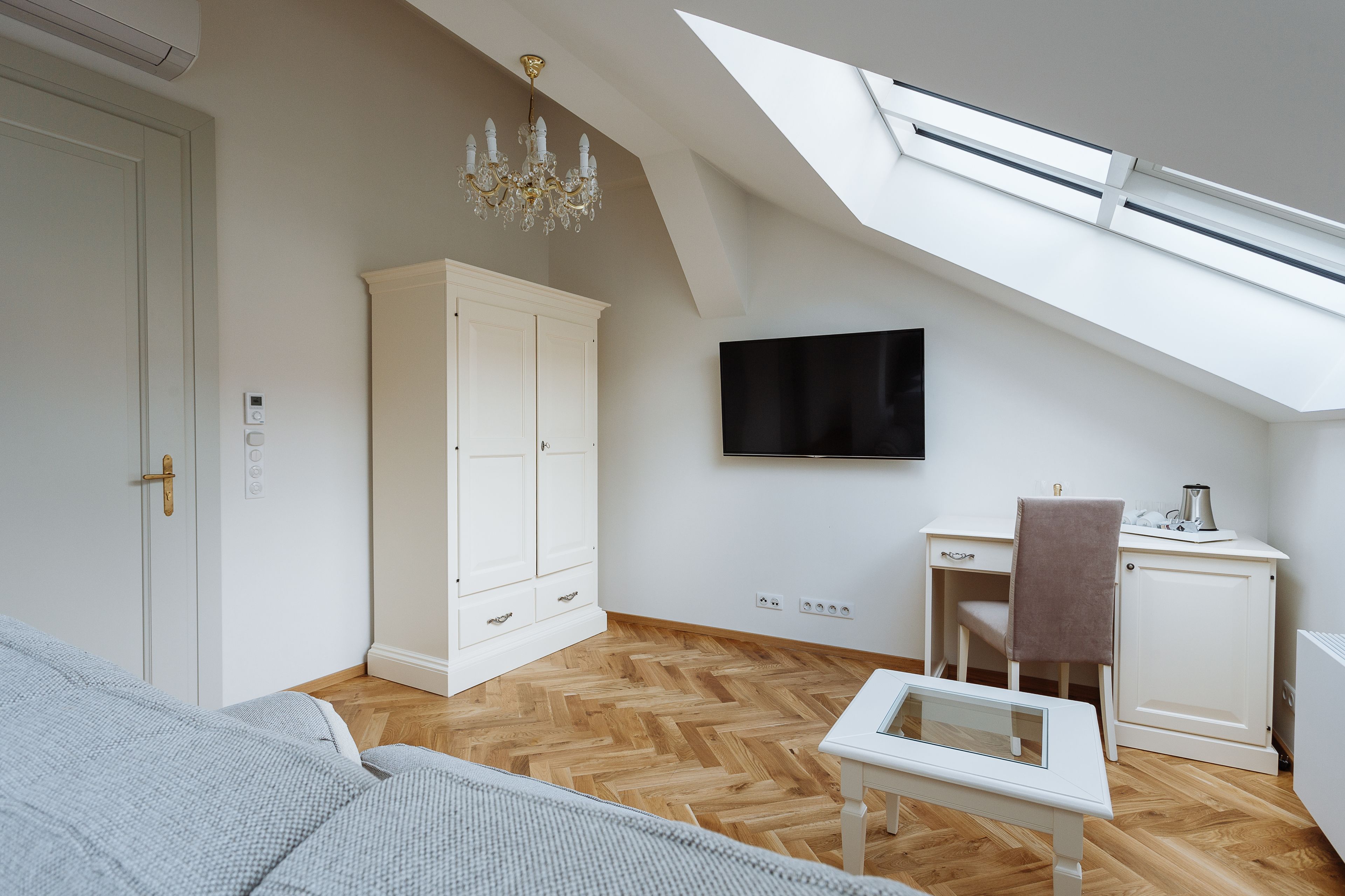 superior suite | living area | flat-screen tv, netflix