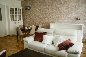 Apartamento Deluxe, balcón | Zona de estar | Una televisión de pantalla plana, Netflix