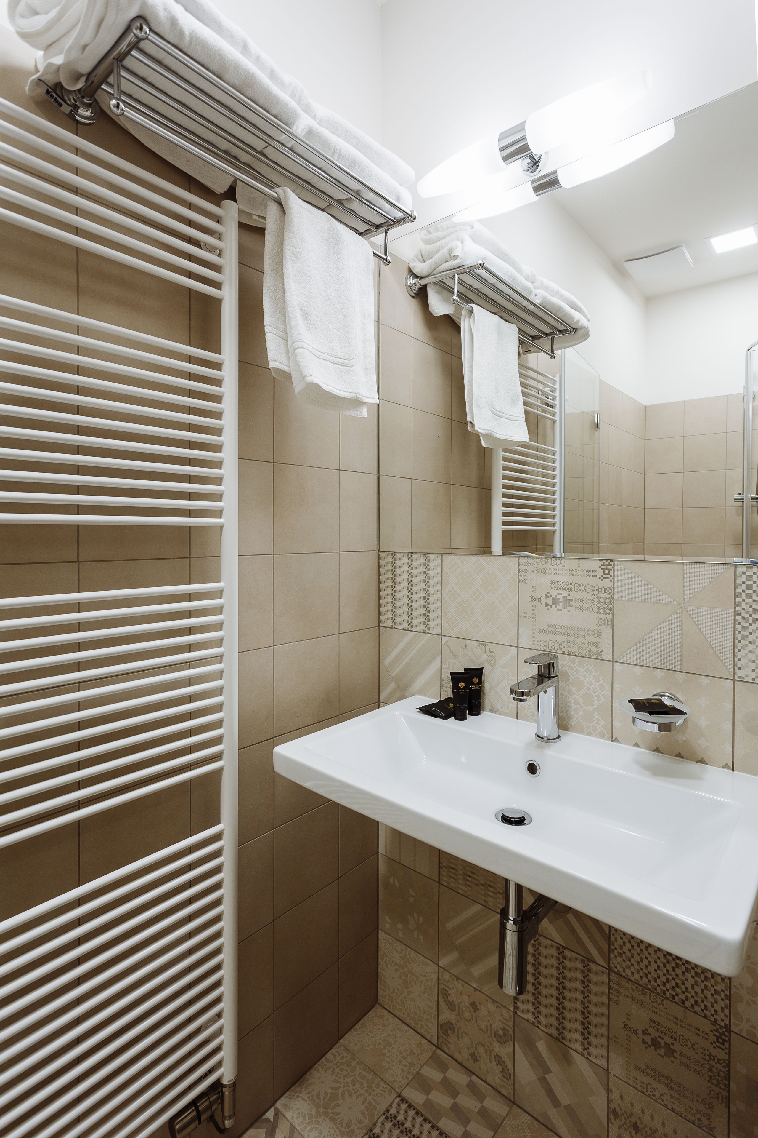 deluxe suite, balcony | bathroom sink