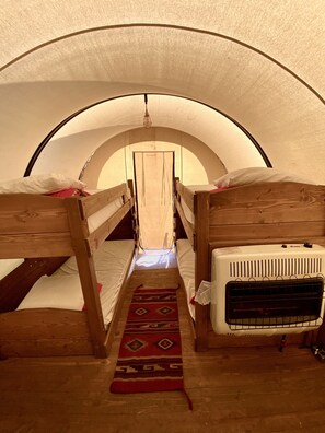 Tenda de campanya tradicional, diversos llits, vistes a la muntanya | Wifi gratuïta 