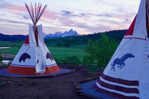 Yurt Sioux Tipi on decking - no bathroom  | Free WiFi