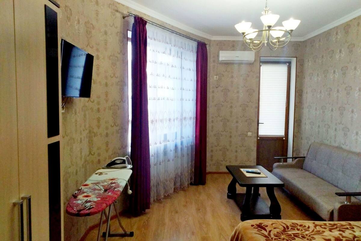 Premium-Apartment, 2 Schlafzimmer, Balkon, Erdgeschoss (3b Severnaya Ulitsa) | 1 Schlafzimmer, Schreibtisch, Bügeleisen/Bügelbrett, kostenloses WLAN