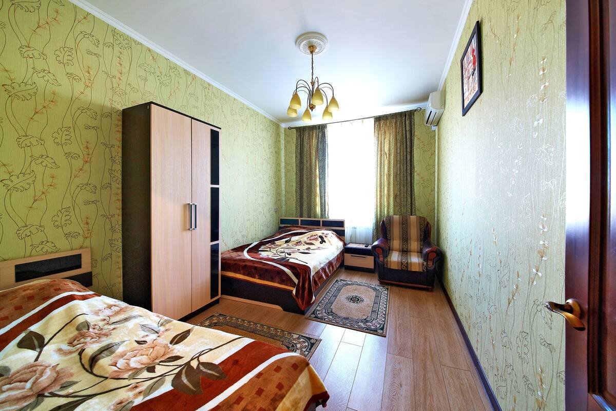 Comfort-Apartment, 1 Doppelbett (84 Ulitsa Kati Soloviyanovoy) | 1 Schlafzimmer, Schreibtisch, Bügeleisen/Bügelbrett, kostenloses WLAN