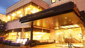 The exterior of Hotel Pearl City Kessnuma at night, featuring illuminated signage, a glass entrance, and a staircase leading to the lobby. - Hotel Pearl City Kesennuma (Kesennuma)
