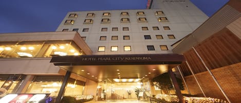 Fachada da propriedade à noite