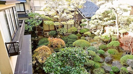 Jardines del alojamiento. Wakaba-ryokan