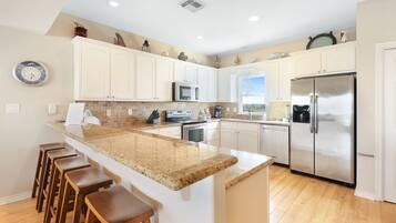 House, 5 Bedrooms | Private kitchen | Fridge, microwave, oven, dishwasher